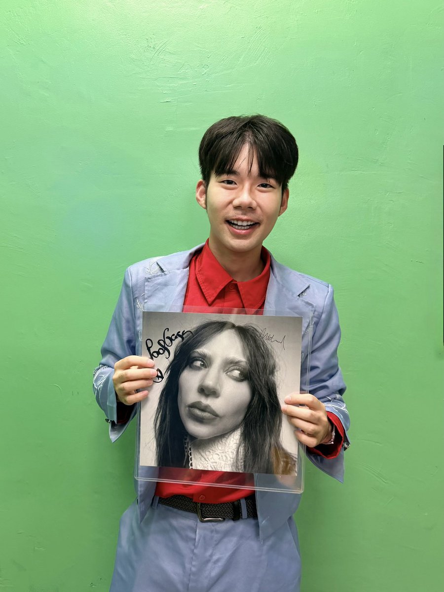 infogagabr's tweet photo. Michael Polansky se ofereceu a levar vinil de fã para Lady Gaga autografar em casa e depois devolveu pelo correio 🥹❤️

Leia o relato do Little Monster: 

“Eu fui a um evento organizado em parceria pela Beta University e pela Icon Community, no qual Michael Polansky foi convidado para falar sobre sua empresa, sua experiência com venture capital e sua trajetória profissional.

Era realmente esse o foco do evento, e a maior parte da conversa girou em torno da carreira dele. Mas, bem no final, depois que todo mundo já tinha terminado de fazer suas perguntas, Stephen, um dos organizadores, fez algo incrivelmente gentil.

Ele contou ao Michael que havia alguém naquela sala que já tinha visto Lady Gaga 23 vezes. Essa pessoa era eu. 

Assim que Michael ouviu ‘23 vezes’, ele veio imediatamente até mim, sorriu e começou a me fazer perguntas sobre a Gaga.

Ele perguntou qual tinha sido a minha cidade favorita. Eu disse Los Angeles, porque fiquei na grade e a Gaga autografou algo para mim durante o show — e também porque fui a seis shows só em Los Angeles. Também contei o quanto amei Minneapolis, especialmente por causa da linda apresentação que Gaga dedicou a ele lá.

Então, de forma completamente inesperada, Michael olhou para o vinil que eu tinha levado comigo e basicamente disse:

‘Posso levar isso? Vou levar para casa, para a Gaga.’

Eu sinceramente não sabia como reagir.

Ele pediu que eu desse meu endereço para que pudesse me enviar o vinil de volta depois, me entregou o celular dele e pediu que eu colocasse meu e-mail para que pudesse entrar em contato comigo.

E então nós simplesmente continuamos conversando.

Contei a ele que me tornei fã da Gaga há quase 20 anos, quando ouvi ‘Poker Face’ pela primeira vez, enquanto crescia na China.

A música dela se tornou parte do motivo pelo qual aprendi inglês.

Ela esteve comigo enquanto eu sonhava em estudar no exterior, depois quando finalmente me mudei para os Estados Unidos e, por fim, quando a vi ao vivo pela primeira vez durante a Joanne World Tour.

Desde então, assisti à Joanne World Tour, Chromatica Ball, Jazz & Piano, Mayhem Ball e tantas outras apresentações — 23 shows no total.

Contei a ele que a música da Gaga esteve comigo durante alguns dos períodos mais difíceis da minha vida.

Crescer na China, lidar com bullying quando eu era mais jovem, mudar de país e passar por momentos difíceis nos últimos anos — a música dela estava sempre presente de alguma forma, me lembrando de continuar seguindo em frente.

Também contei que Gaga me inspirou tanto que acabei fazendo estágio na Born This Way Foundation.

Ele sorriu e disse:

‘Uau, isso foi tão maravilhoso.’

Sinceramente, toda a conversa pareceu menos como estar falando com alguém que eu tinha acabado de conhecer e mais como conversar com um pai extremamente orgulhoso, genuinamente animado em ouvir sobre a minha vida. Enquanto isso, eu basicamente falava com ele como uma criança empolgada o tempo inteiro. 😂

E sim… é claro que, como fã da Gaga, eu precisava perguntar mais uma coisa.

Bem baixinho e mais como uma brincadeira, perguntei:

‘Então… vamos ter um álbum novo?’ 😭

Mas então me deu uma resposta muito carinhosa: ele disse para eu não me preocupar, porque Gaga está sempre fazendo música.

Contou que, quando ela está em casa, existem basicamente duas coisas que ela ama fazer: cozinhar — experimentar receitas e preparar comida italiana — e fazer música.

Ele falou sobre como ela está constantemente ao piano, constantemente criando, constantemente pensando em músicas.

E então disse algo que realmente ficou marcado em mim:

Ele nunca, nunca, nunca, em toda a sua vida, tinha visto alguém amar tanto a música quanto ela ama.

Como fã, talvez essa tenha sido uma das coisas mais reconfortantes que eu poderia ouvir.

Porque, por trás de tudo — das performances, da moda, dos filmes, da fama, dos prêmios — ela realmente simplesmente ama música.”