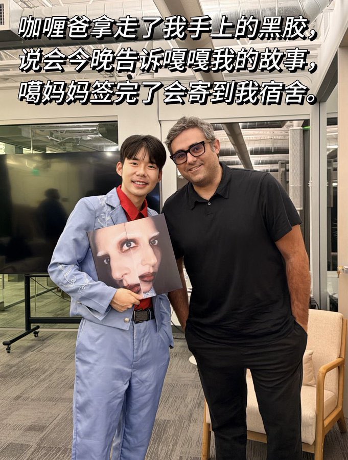 infogagabr's tweet photo. Michael Polansky se ofereceu a levar vinil de fã para Lady Gaga autografar em casa e depois devolveu pelo correio 🥹❤️

Leia o relato do Little Monster: 

“Eu fui a um evento organizado em parceria pela Beta University e pela Icon Community, no qual Michael Polansky foi convidado para falar sobre sua empresa, sua experiência com venture capital e sua trajetória profissional.

Era realmente esse o foco do evento, e a maior parte da conversa girou em torno da carreira dele. Mas, bem no final, depois que todo mundo já tinha terminado de fazer suas perguntas, Stephen, um dos organizadores, fez algo incrivelmente gentil.

Ele contou ao Michael que havia alguém naquela sala que já tinha visto Lady Gaga 23 vezes. Essa pessoa era eu. 

Assim que Michael ouviu ‘23 vezes’, ele veio imediatamente até mim, sorriu e começou a me fazer perguntas sobre a Gaga.

Ele perguntou qual tinha sido a minha cidade favorita. Eu disse Los Angeles, porque fiquei na grade e a Gaga autografou algo para mim durante o show — e também porque fui a seis shows só em Los Angeles. Também contei o quanto amei Minneapolis, especialmente por causa da linda apresentação que Gaga dedicou a ele lá.

Então, de forma completamente inesperada, Michael olhou para o vinil que eu tinha levado comigo e basicamente disse:

‘Posso levar isso? Vou levar para casa, para a Gaga.’

Eu sinceramente não sabia como reagir.

Ele pediu que eu desse meu endereço para que pudesse me enviar o vinil de volta depois, me entregou o celular dele e pediu que eu colocasse meu e-mail para que pudesse entrar em contato comigo.

E então nós simplesmente continuamos conversando.

Contei a ele que me tornei fã da Gaga há quase 20 anos, quando ouvi ‘Poker Face’ pela primeira vez, enquanto crescia na China.

A música dela se tornou parte do motivo pelo qual aprendi inglês.

Ela esteve comigo enquanto eu sonhava em estudar no exterior, depois quando finalmente me mudei para os Estados Unidos e, por fim, quando a vi ao vivo pela primeira vez durante a Joanne World Tour.

Desde então, assisti à Joanne World Tour, Chromatica Ball, Jazz & Piano, Mayhem Ball e tantas outras apresentações — 23 shows no total.

Contei a ele que a música da Gaga esteve comigo durante alguns dos períodos mais difíceis da minha vida.

Crescer na China, lidar com bullying quando eu era mais jovem, mudar de país e passar por momentos difíceis nos últimos anos — a música dela estava sempre presente de alguma forma, me lembrando de continuar seguindo em frente.

Também contei que Gaga me inspirou tanto que acabei fazendo estágio na Born This Way Foundation.

Ele sorriu e disse:

‘Uau, isso foi tão maravilhoso.’

Sinceramente, toda a conversa pareceu menos como estar falando com alguém que eu tinha acabado de conhecer e mais como conversar com um pai extremamente orgulhoso, genuinamente animado em ouvir sobre a minha vida. Enquanto isso, eu basicamente falava com ele como uma criança empolgada o tempo inteiro. 😂

E sim… é claro que, como fã da Gaga, eu precisava perguntar mais uma coisa.

Bem baixinho e mais como uma brincadeira, perguntei:

‘Então… vamos ter um álbum novo?’ 😭

Mas então me deu uma resposta muito carinhosa: ele disse para eu não me preocupar, porque Gaga está sempre fazendo música.

Contou que, quando ela está em casa, existem basicamente duas coisas que ela ama fazer: cozinhar — experimentar receitas e preparar comida italiana — e fazer música.

Ele falou sobre como ela está constantemente ao piano, constantemente criando, constantemente pensando em músicas.

E então disse algo que realmente ficou marcado em mim:

Ele nunca, nunca, nunca, em toda a sua vida, tinha visto alguém amar tanto a música quanto ela ama.

Como fã, talvez essa tenha sido uma das coisas mais reconfortantes que eu poderia ouvir.

Porque, por trás de tudo — das performances, da moda, dos filmes, da fama, dos prêmios — ela realmente simplesmente ama música.”