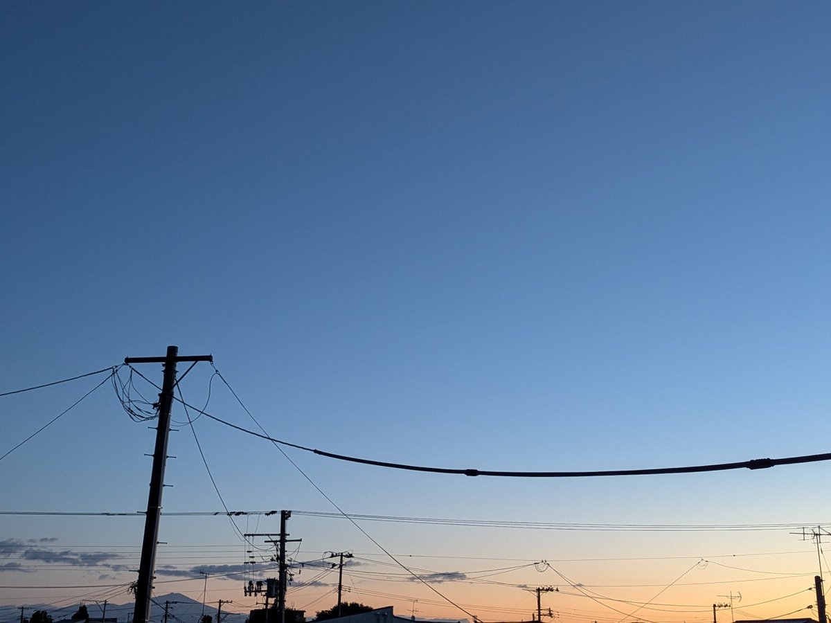 no_otoki's tweet photo. 30. syyskuuta
.
.
空がきれいで
なんだか、見たこともないのにオーロラでもみてるような、そんな気分になってくる。

あゝ、この世界に生まれてきてよかったかもな〜と、こんな空の下にいると自然に思えるのだからふしぎなものだ https://t.co/SREjbd7bjX