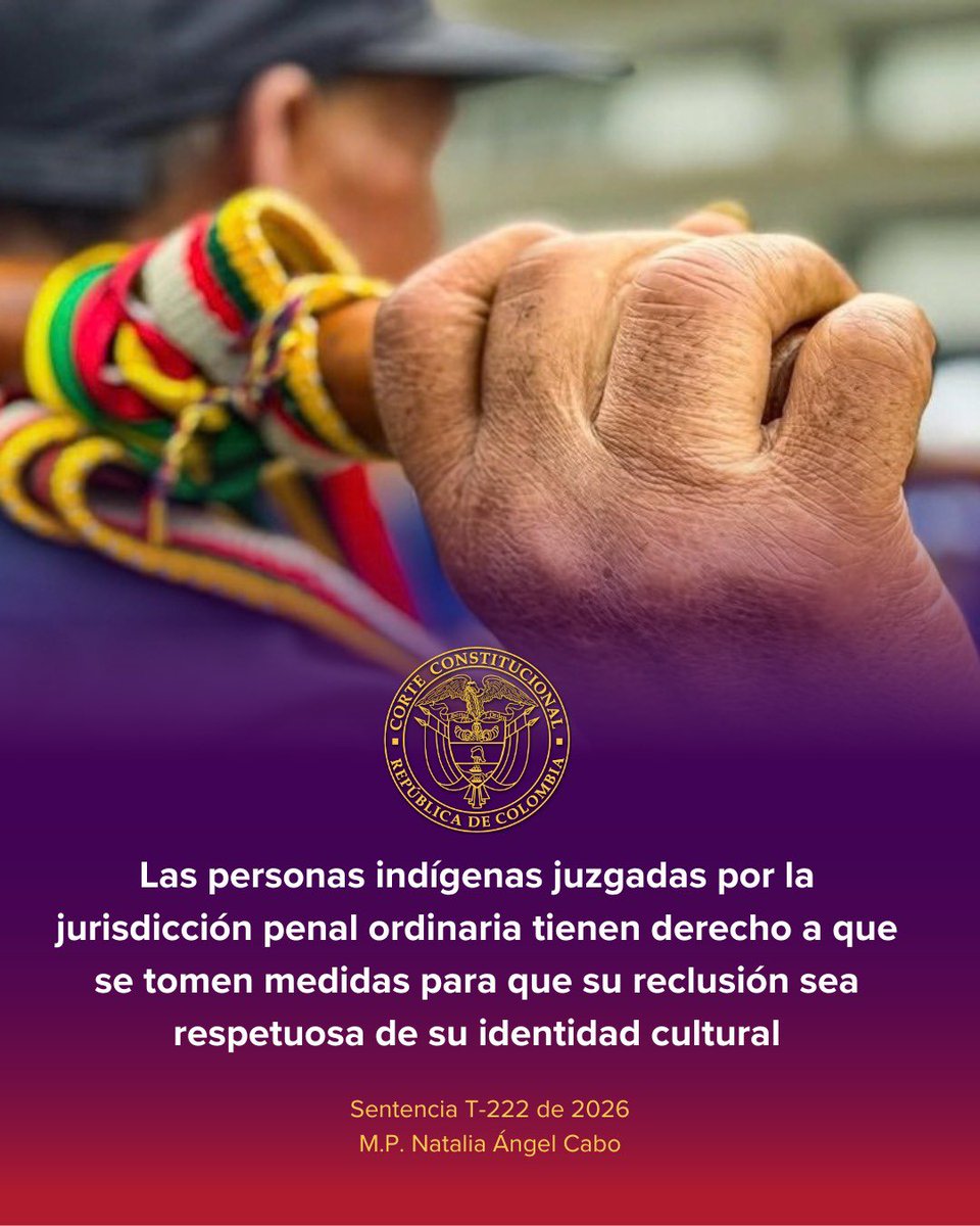 CConstitucional's tweet photo. #LaCorteInforma |  Las personas indígenas juzgadas por la jurisdicción penal ordinaria tienen derecho a que se tomen medidas para que su reclusión sea respetuosa de su identidad cultural.

La Corte llamó la atención sobre la necesidad de que exista diálogo intercultural e interjurisdiccional para armonizar la autonomía de los pueblos indígenas y los derechos de terceros que puedan entrar en tensión.

Sentencia T-222/26 
M.P. Natalia Ángel Cabo 
Boletín ▶️ https://t.co/7DOyl4ze33

Nota: Foto tomada de CRIC Comunicaciones