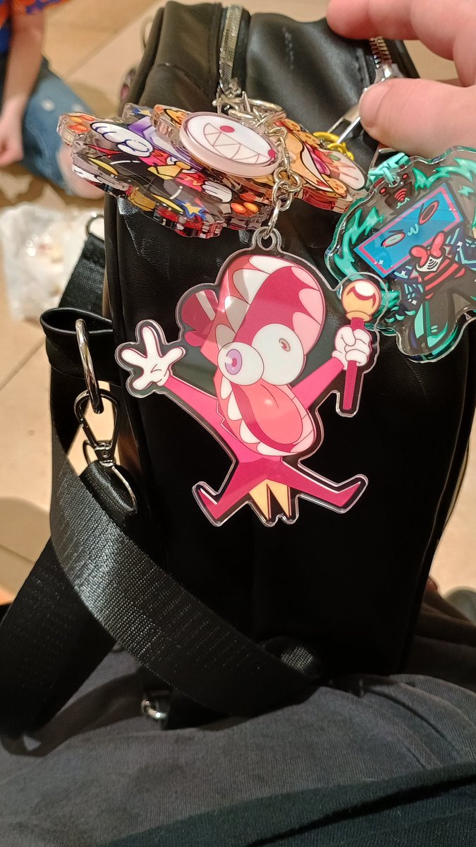 C0SMIC_V0BZ's tweet photo. I FINALLY GOT HIM FOUND HIM AT HOTTOPIC! HE JOINS THE HUBBY BAG!!!!

#Caine  #TADCㅤ #tadcㅤㅤ https://t.co/zJd26TQp3Y