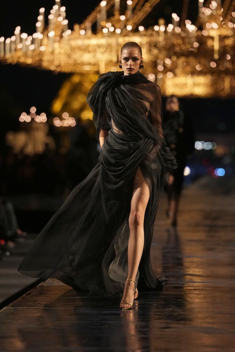 itgirlbackup's tweet photo. These black gowns at the end man🥲 https://t.co/ezIfs3VM0w