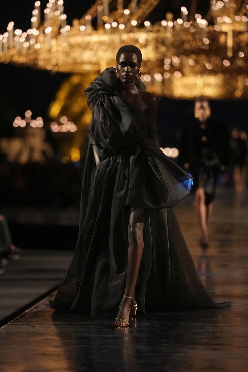 itgirlbackup's tweet photo. These black gowns at the end man🥲 https://t.co/ezIfs3VM0w