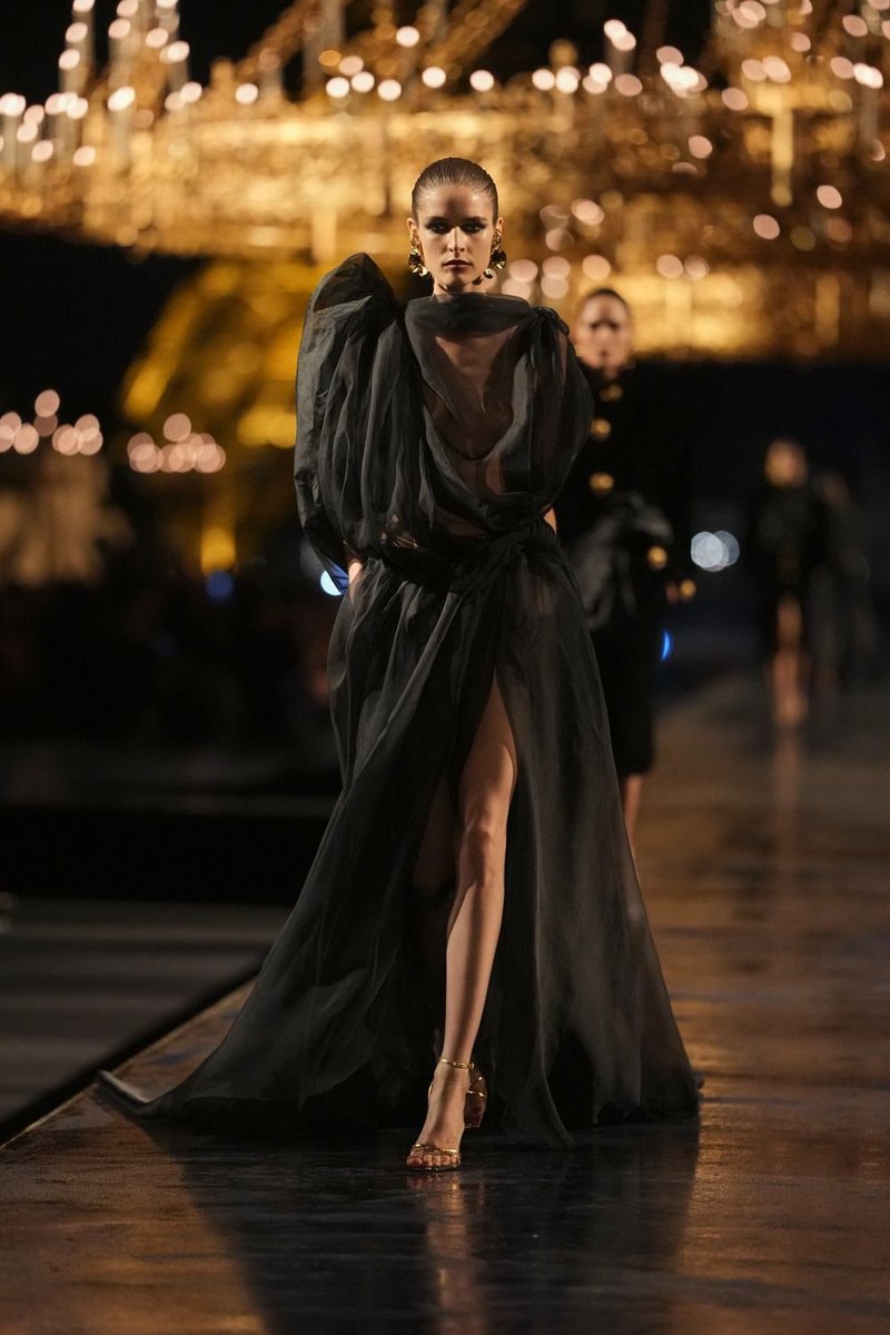 itgirlbackup's tweet photo. These black gowns at the end man🥲 https://t.co/ezIfs3VM0w