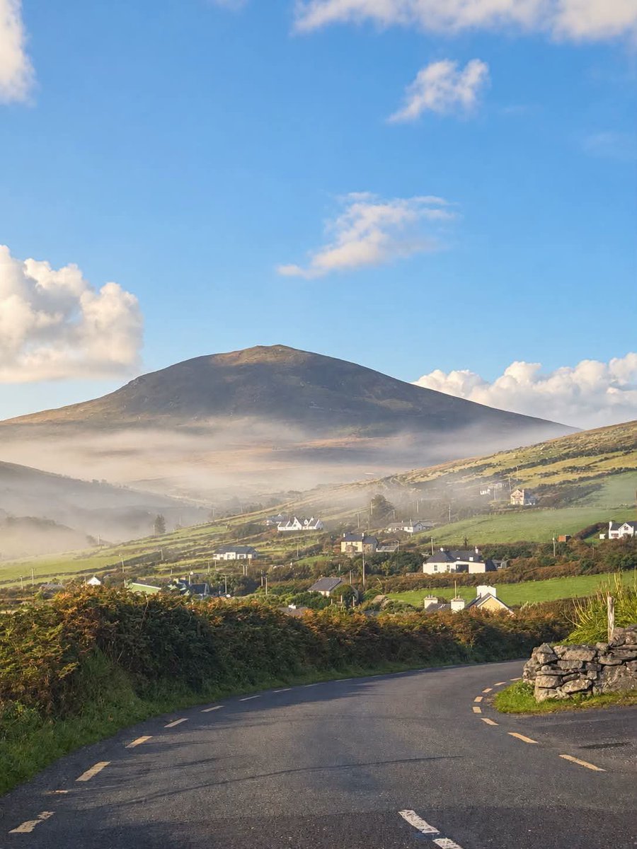 ThisIsIreland3's tweet photo. 📍Dingle Peninsula, County Kerry 🇮🇪

Dingle town is full of life, but beyond it, the Atlantic villages grow quiet, windswept &amp; veiled in mist. Follow the road a little farther, &amp; the peninsula reveals one surprise after another.🏞️⛰️

📸 Mad about Ireland

#Dingle #Kerry #Ireland https://t.co/N6TE1TQdWH