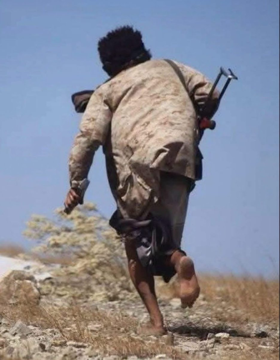 kadooj_25's tweet photo. قد تحفى الأقدام 
وتعرى الاجساد وتهزل 
ولكن الإرادة المنوطة بحب الله ثم حب الاوطان لا تنكسر ولا تنثني ولو قابلتها جبال رواسي وطرق وعرة وجيوش مدججة بالعدة والعتاد 
فهنا يصدق امتثال 
"فإما حياة تسر الصديق 
وما ممات يغيظ العدى "

-نصر الله اهل اليمن على عدوهم الحوثي المجوسي ومن والاه.