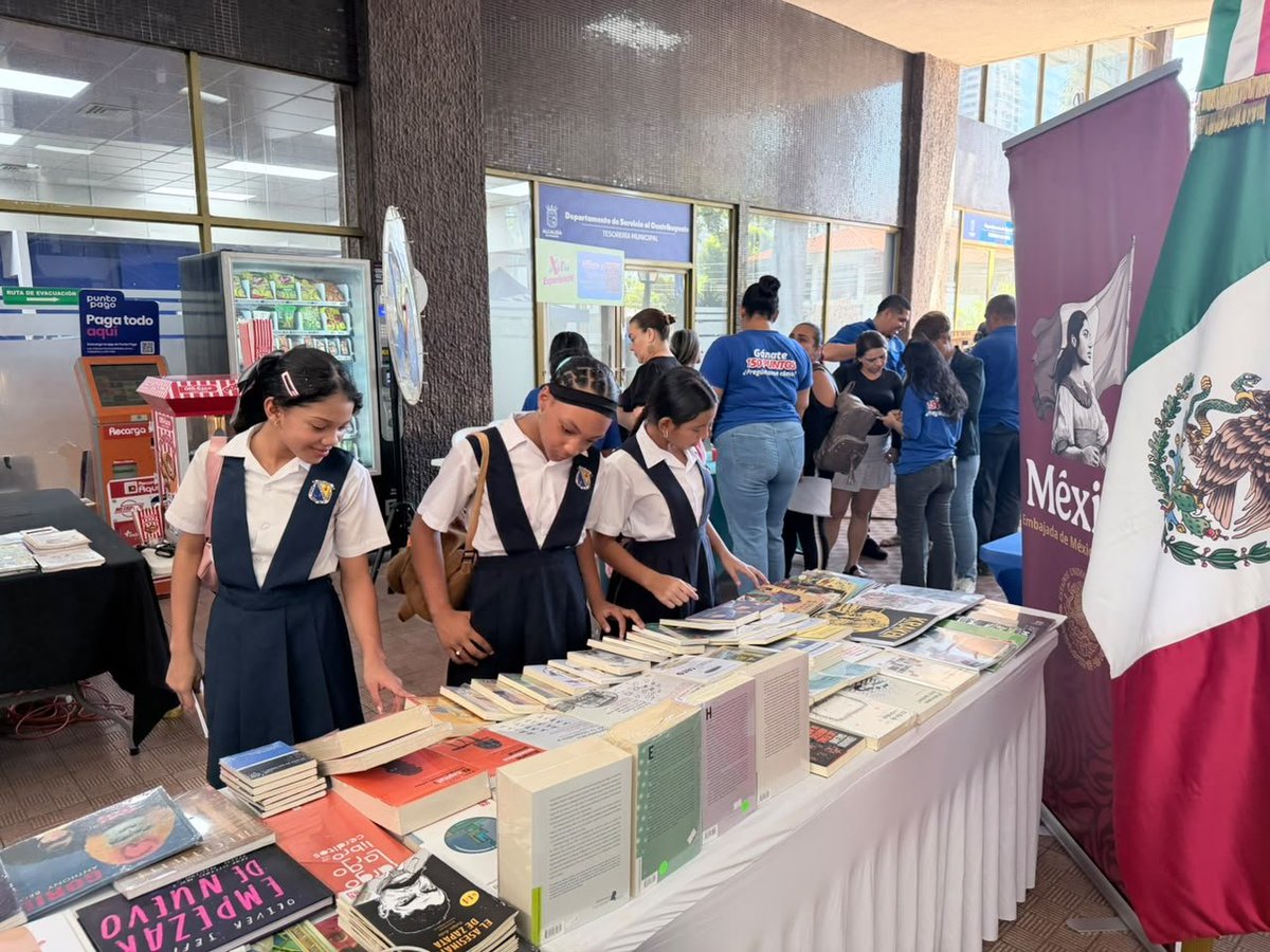EmbaMexPan's tweet photo. La Embajada de México, con oferta literaria del @FCEMexico y con el apoyo de La Librería Bookstore, participó en la Feria del Libro, Arte y Cultura 2026, organizada por la @alcaldiapanama, contribuyendo a la promoción y difusión de la literatura universal y la riqueza cultural de México 🇲🇽📚✨