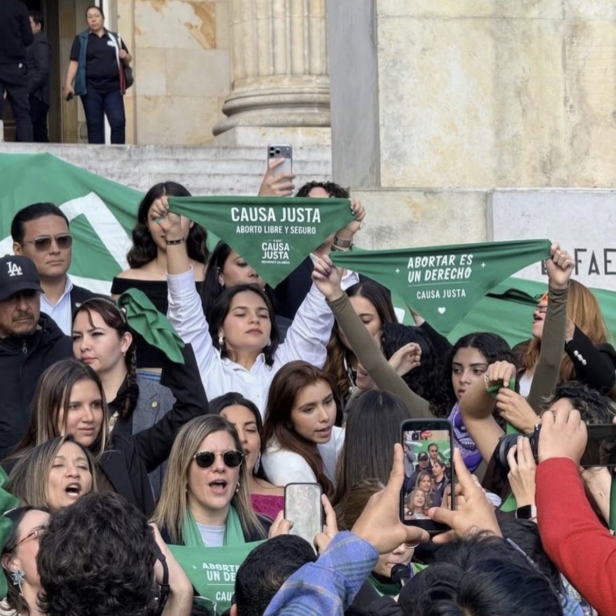 AlgundiaJenni's tweet photo. “Carol te luce el verde”

Con @causajustaco se estaba realizando un plantón pacífico en el Congreso y @CarolBordaA llegó a agredir e interrumpir a las mujeres presentes para el show en sus redes. 

Carol si hoy eres congresista es por la lucha feminista, que no se te olvide 💚💚 https://t.co/wkhDimc67k