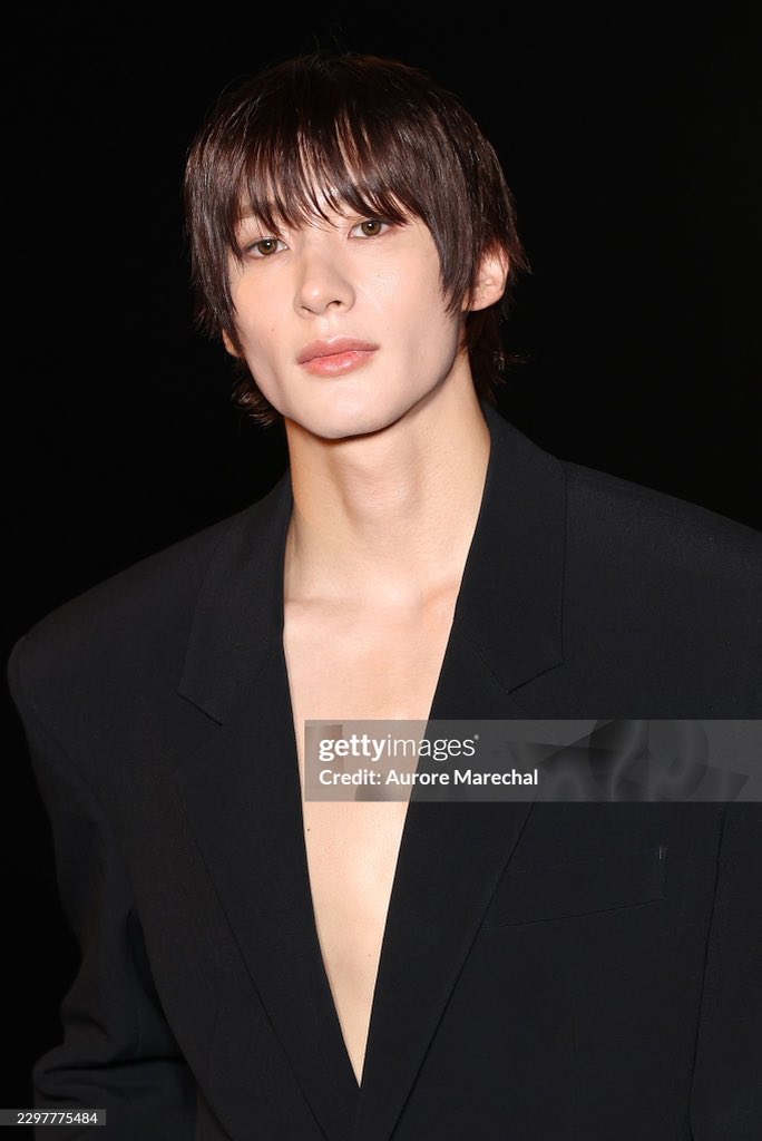 TrendyUpdate_th's tweet photo. “ANTON – RIIZE” ปรากฏตัวร่วมชมแฟชั่นโชว์ Saint Laurent Summer 27 ณ กรุงปารีส ประเทศฝรั่งเศส 🇫🇷✨

🧥 ถ่ายทอดเสน่ห์แบบหนุ่ม Saint Laurent ได้อย่างโดดเด่น ทั้งเท่ เนี้ยบ และ effortless ในทุกองศา พร้อมเติมความคูลให้โมเมนต์ฟร้อนท์โรว์ของ Paris Fashion Week สมกับแฟชั่นไอคอนรุ่นใหม่ 💙

ANTON AT SAINT LAURENT PFWSS27
#ANTONxSaintLaurent
#ANTONxSaintLaurentSS27
#ANTON #앤톤 #찬영 #RIIZE #라이즈 
#YSL #SaintLaurent #YvesSaintLaurent