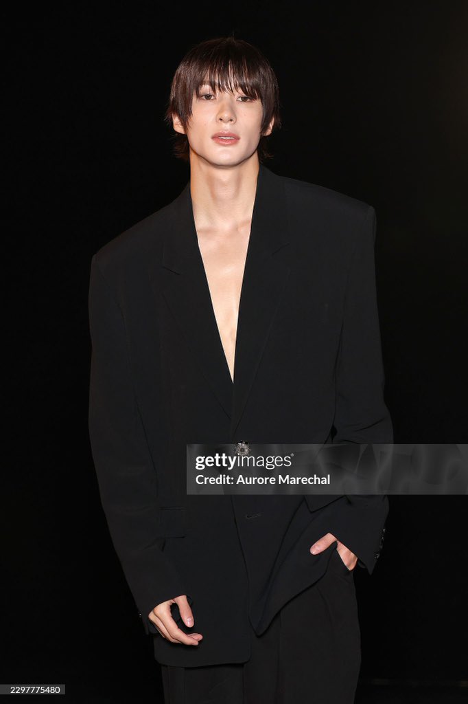 TrendyUpdate_th's tweet photo. “ANTON – RIIZE” ปรากฏตัวร่วมชมแฟชั่นโชว์ Saint Laurent Summer 27 ณ กรุงปารีส ประเทศฝรั่งเศส 🇫🇷✨

🧥 ถ่ายทอดเสน่ห์แบบหนุ่ม Saint Laurent ได้อย่างโดดเด่น ทั้งเท่ เนี้ยบ และ effortless ในทุกองศา พร้อมเติมความคูลให้โมเมนต์ฟร้อนท์โรว์ของ Paris Fashion Week สมกับแฟชั่นไอคอนรุ่นใหม่ 💙

ANTON AT SAINT LAURENT PFWSS27
#ANTONxSaintLaurent
#ANTONxSaintLaurentSS27
#ANTON #앤톤 #찬영 #RIIZE #라이즈 
#YSL #SaintLaurent #YvesSaintLaurent