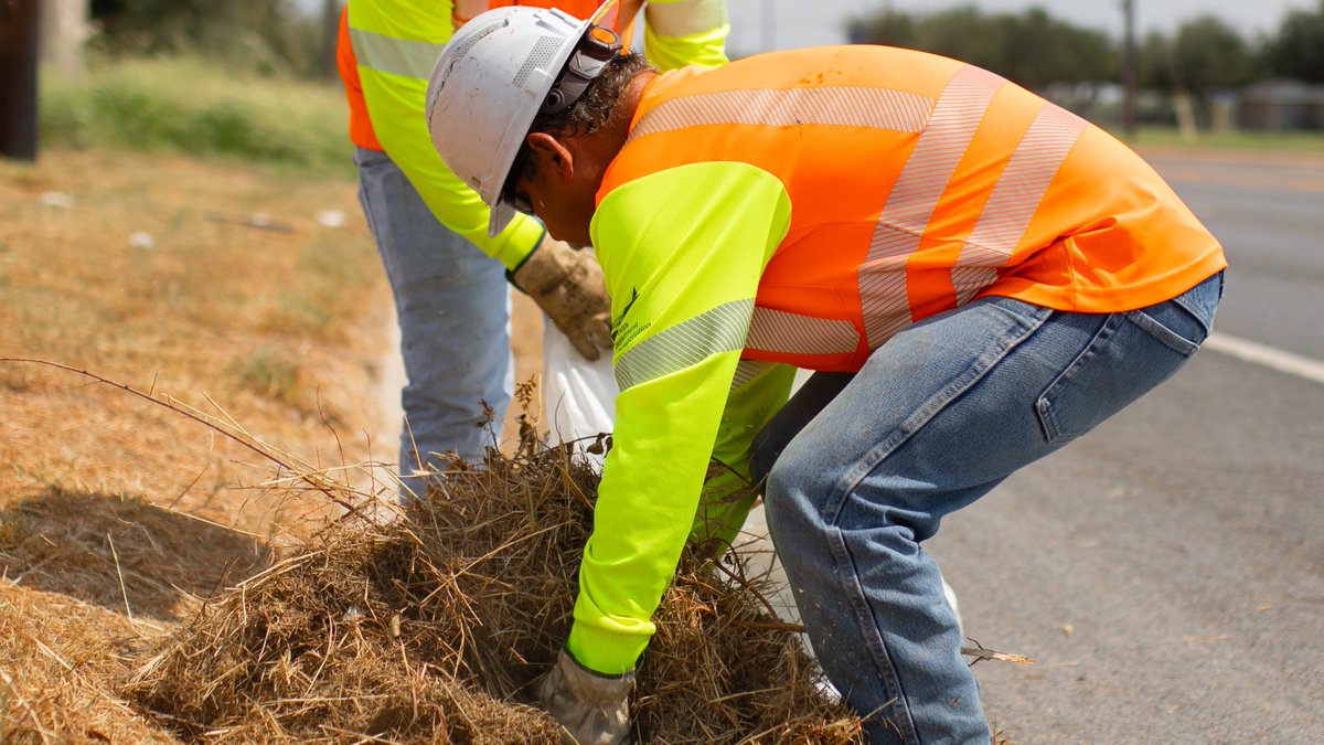 TxDOTPharr's tweet photo. OPERATION OPEN INLET! With the chance of heavy rain this week, crews from our #TxDOT Edcouch Maintenance Section have been patrolling areas most prone to flooding throughout the mid and upper Valley to make sure rain gutters and inlets are free of debris. https://t.co/c0c6Er3XB6