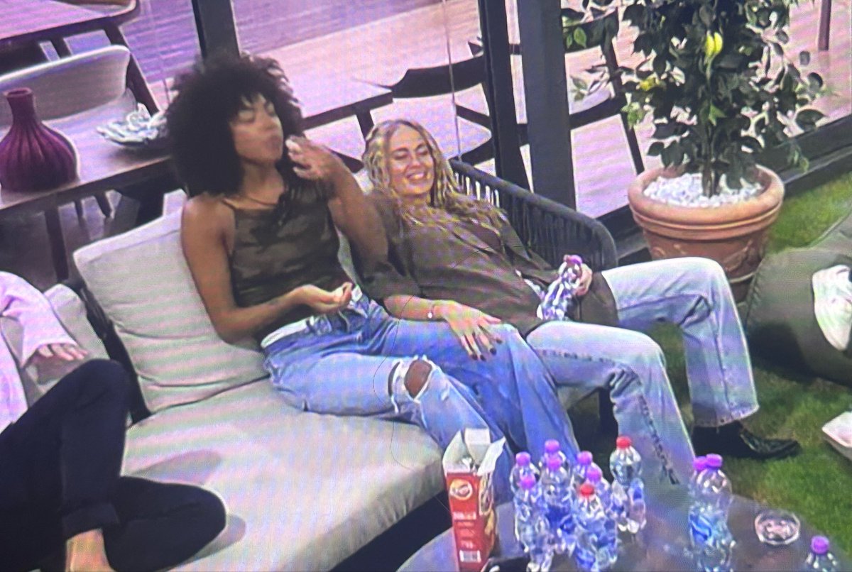 quanto6simpa's tweet photo. fe fe sta cercando di far ingelosire sua moglie #gfvip https://t.co/k9uNfFsq71