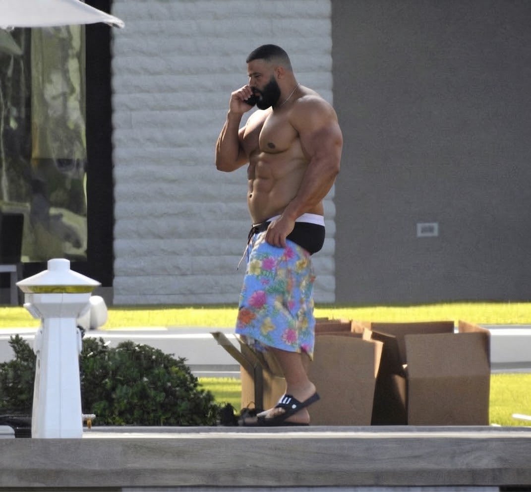 mak_eyee's tweet photo. Did DJ Khaled just get work done on his stomach?  😂😂 https://t.co/KWWBdeFEzh