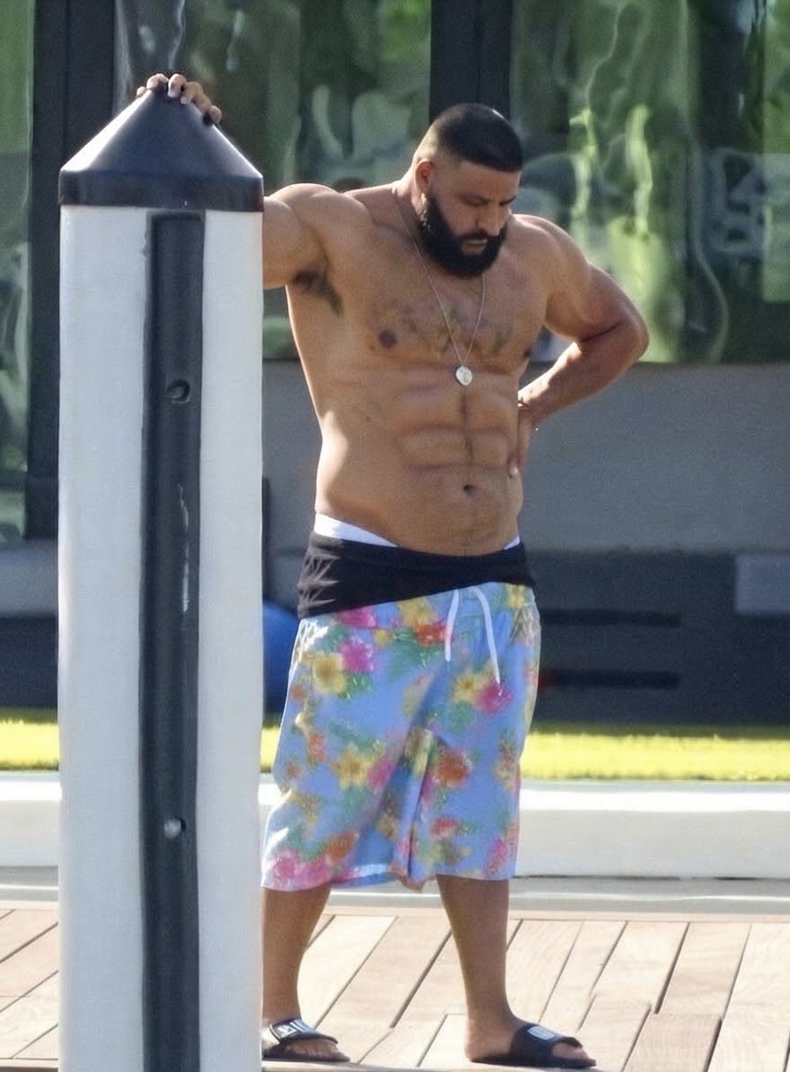 mak_eyee's tweet photo. Did DJ Khaled just get work done on his stomach?  😂😂 https://t.co/KWWBdeFEzh