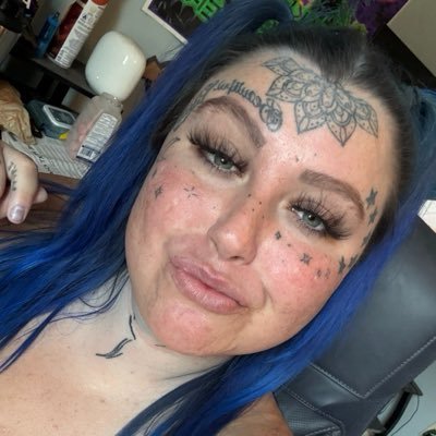 Royrmfoh's tweet photo. Hi 👋  can I sit on your face https://t.co/BaopM6Z7IG