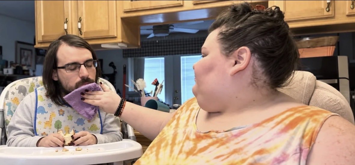 yalzeria's tweet photo. LMFAO big roz is playing big momma to Remily , got this from Reddit 😂😂😂 #quirkyloverosee #gorlworld #foodiebeauty #amberlynnreid #lolcow #remily #alr #qlr https://t.co/mTRKMqrfzL
