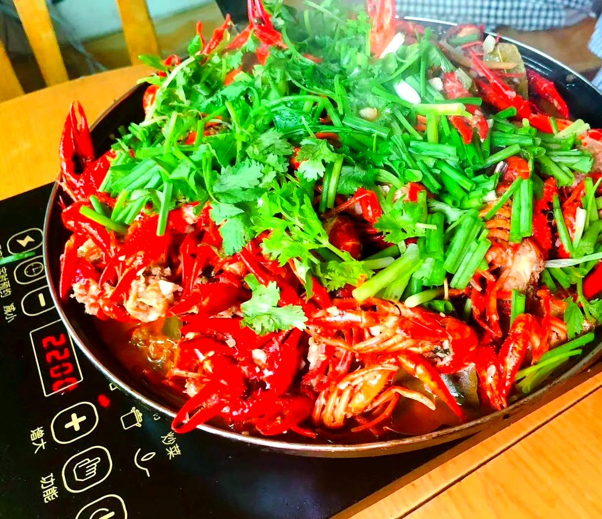 GKA8XfjJKXup7gA's tweet photo. [Trying classic Xiazhi crayfish! Tasty seafood vibes here~]， https://t.co/lnY2QWNREE