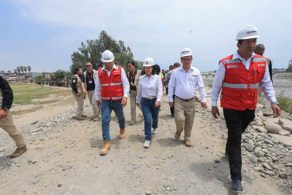 presidenciaperu's tweet photo. La presidenta Keiko Fujimori inauguró las obras de defensa ribereña de los ríos Chico y Matagente, en Chincha, Ica, destinadas a fortalecer la protección de las zonas expuestas a desbordes e inundaciones. Durante la actividad, supervisó las intervenciones ejecutadas y conoció el alcance de las obras y las áreas protegidas.