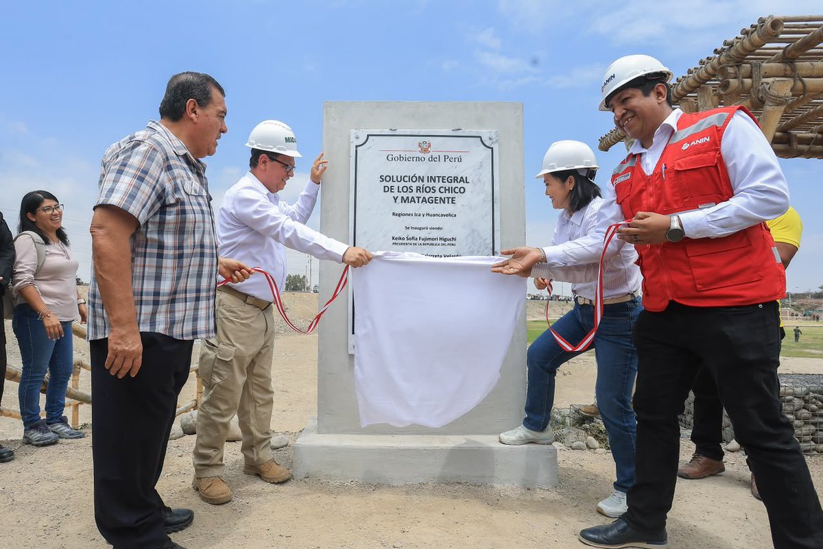 presidenciaperu's tweet photo. La presidenta Keiko Fujimori inauguró las obras de defensa ribereña de los ríos Chico y Matagente, en Chincha, Ica, destinadas a fortalecer la protección de las zonas expuestas a desbordes e inundaciones. Durante la actividad, supervisó las intervenciones ejecutadas y conoció el alcance de las obras y las áreas protegidas.