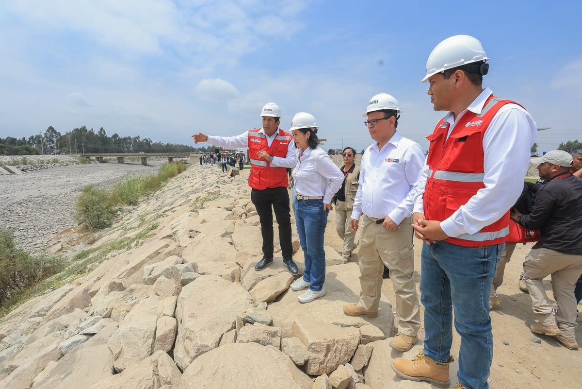 presidenciaperu's tweet photo. La presidenta Keiko Fujimori inauguró las obras de defensa ribereña de los ríos Chico y Matagente, en Chincha, Ica, destinadas a fortalecer la protección de las zonas expuestas a desbordes e inundaciones. Durante la actividad, supervisó las intervenciones ejecutadas y conoció el alcance de las obras y las áreas protegidas.