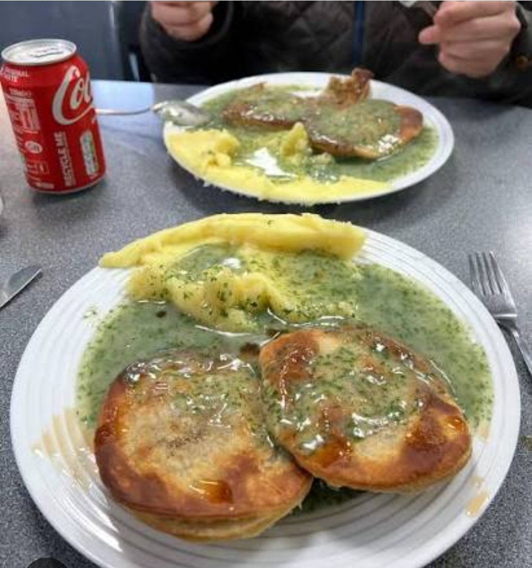 Bella85Mac's tweet photo. @Spytdrich Ok so its put into jelly, jellied eels and eaten likd that. It's also made into what is called liquor which is like s sauce and eaten over pie and mash..Its a very Cockney thing. I'm English and would never eat this. https://t.co/2d5oIFVwem