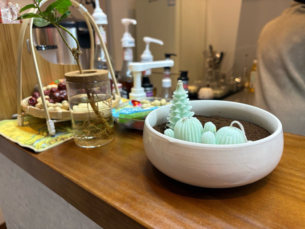 NyLcNxkdU1Ate3d's tweet photo. “At the cozy wooden 桌, I enjoyed 弦材 that was 傻甘 甘香—such a warm, unexpected treat!” https://t.co/owTVNC24fx