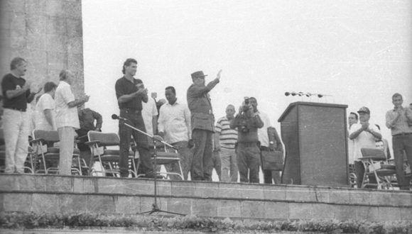 Granma_Digital's tweet photo. 🇨🇺🚩✊ǀ Ningún evento caló más profundo en los habitantes de Santa Clara, que aquel ocurrido el 30 de septiembre de 1996, cuando después de varios años de ausencia, Fidel regresó a la ciudad.
Más detalles: 👇
https://t.co/lxeOZiFFWo
#100AñosConFidel 💯 https://t.co/dMI5M75V4D