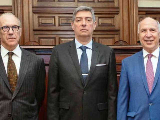 lolariemucho's tweet photo. Por un fallo de la Corte, quedó habilitada la venta sin límites de tierras a extranjeros.
La decisión se da luego de la derrota que el oficialismo había sufrido en el Congreso por la Ley de Tierras.

🔴ANULEN EL DNU70/2023!
#SinRespuestas https://t.co/cG4hiz46Ux