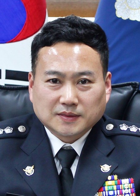 aeron_macro's tweet photo. 인천 무의도 해안에서 북한으로 보낼 달러가 들어 있는 쌀 페트병 수십 개가 발견되고, 같은 날 인천해양경찰서장이 관사에서 숨진 채 발견됐다는 뉴스가 떴음. 발생 시점과 관할 구역이 겹침. 단순 우연? https://t.co/aTlylUu3VZ