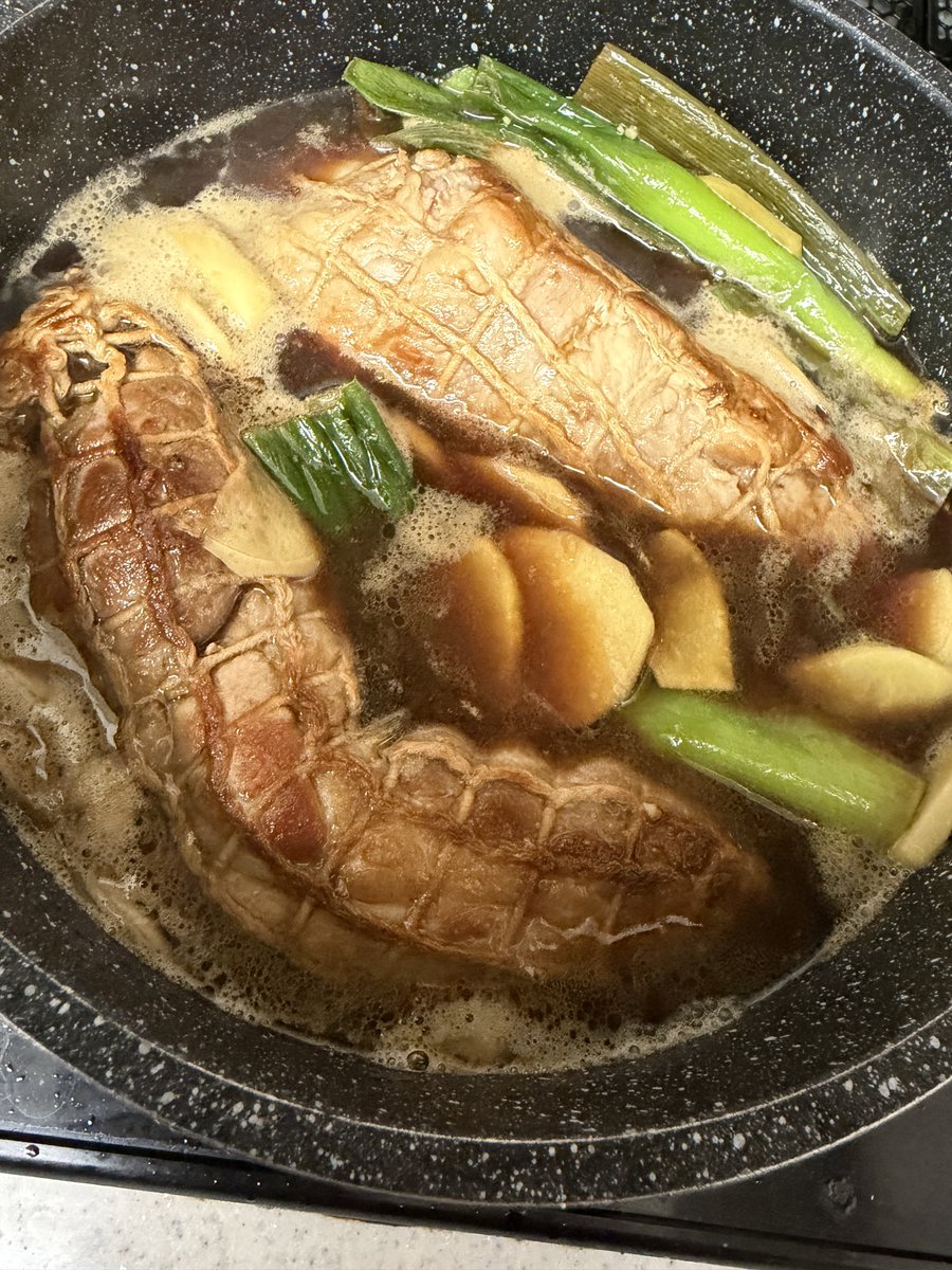 dram0w0pkin's tweet photo. 普通に意味がわからないと思うんですが仕事前に焼き豚を作っています https://t.co/c9s5K4cZ9v