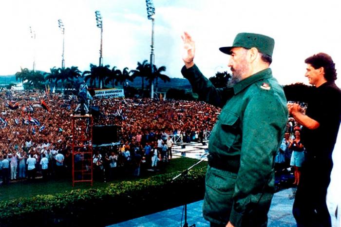 Granma_Digital's tweet photo. 🇨🇺🚩✊ǀ Ningún evento caló más profundo en los habitantes de Santa Clara, que aquel ocurrido el 30 de septiembre de 1996, cuando después de varios años de ausencia, Fidel regresó a la ciudad.
Más detalles: 👇
https://t.co/lxeOZiFFWo
#100AñosConFidel 💯 https://t.co/dMI5M75V4D