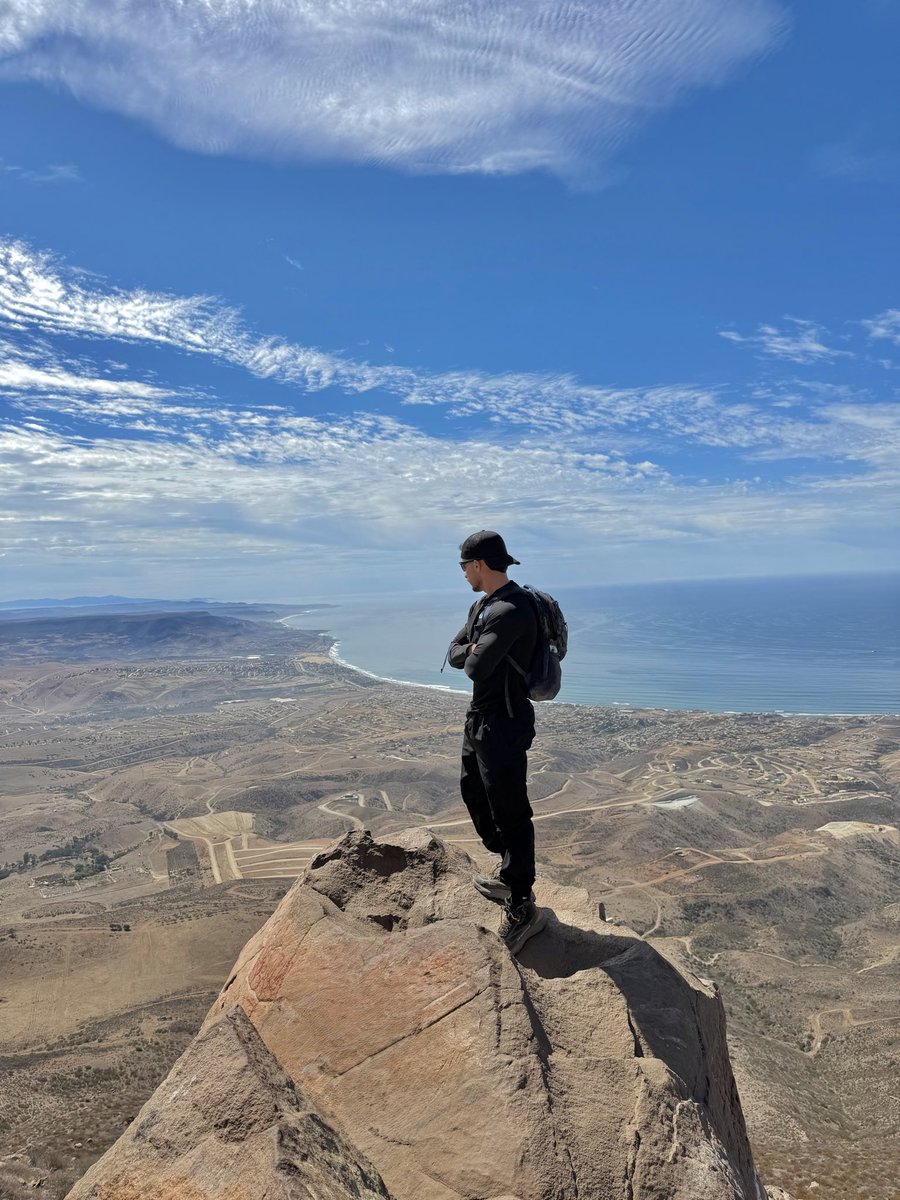 brknjoe's tweet photo. Acompáñame y disfruta de esta altura

#hiking #fitness #tatuajes #hombre #naturaleza https://t.co/Mgs5GnNm60
