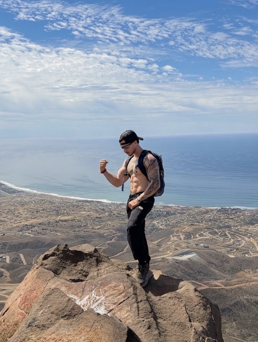 brknjoe's tweet photo. Acompáñame y disfruta de esta altura

#hiking #fitness #tatuajes #hombre #naturaleza https://t.co/Mgs5GnNm60