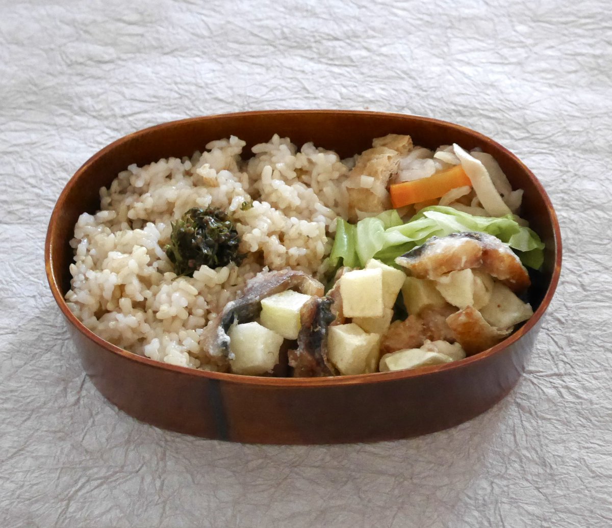 taniccoro's tweet photo. 自分のお弁当です。玄米ごはん190g(穂紫蘇醤油漬け)、塩鯖と馬鈴薯のかき揚げ、キャベツスープ煮、切干大根含め煮。別でモバ味噌、糠漬け。盛込み2:41。本日もよろしくお願いします。　#musobento https://t.co/ZDlRSk5KkK