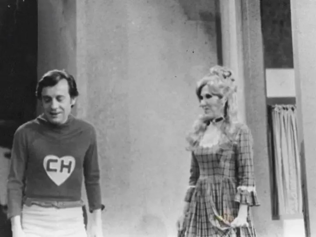 ChavesEChapolin's tweet photo. Chespirito e Florinda Meza nos bastidores do icônico episódio "O Bandido" em 1973. ❤️😍
#fotorara #bastidores #tbt #chapolincolorado #rachacuca #chespirito #florindameza #humor #comedia https://t.co/Ui4TkgK7wi
