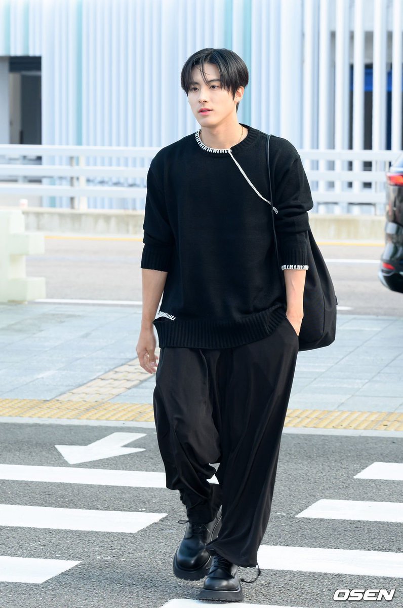 deobimom's tweet photo. #ERIC #에릭 on the way to paris for PARIS FASHION WEEK

have a safe flight eric! https://t.co/1sBYzKgTYf