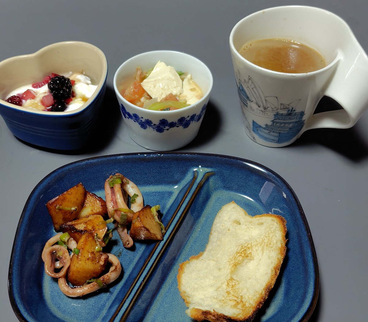 chokenko1's tweet photo. 今朝🥣🌅は610kcal。

雨☔が続き、職場でも、「体の調子はいか���ですか？」と聞かれるんだけど、全然体調崩さないのですよね。

60歳過ぎれば普通はそうなるのかなぁ？

#カロママ　#ダイエット https://t.co/NcKKCJtBnL