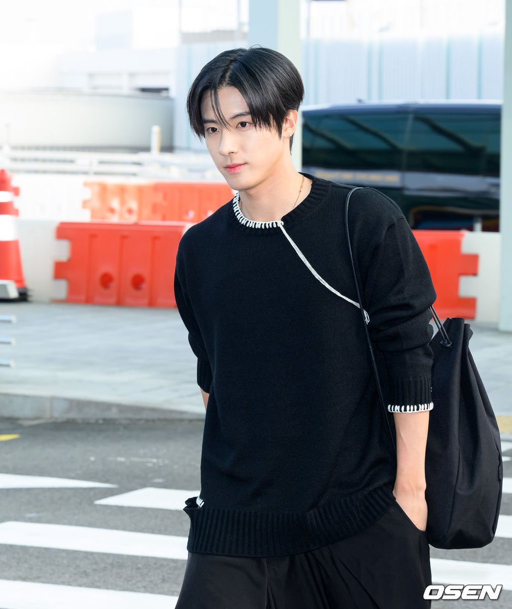 deobimom's tweet photo. #ERIC #에릭 on the way to paris for PARIS FASHION WEEK

have a safe flight eric! https://t.co/1sBYzKgTYf
