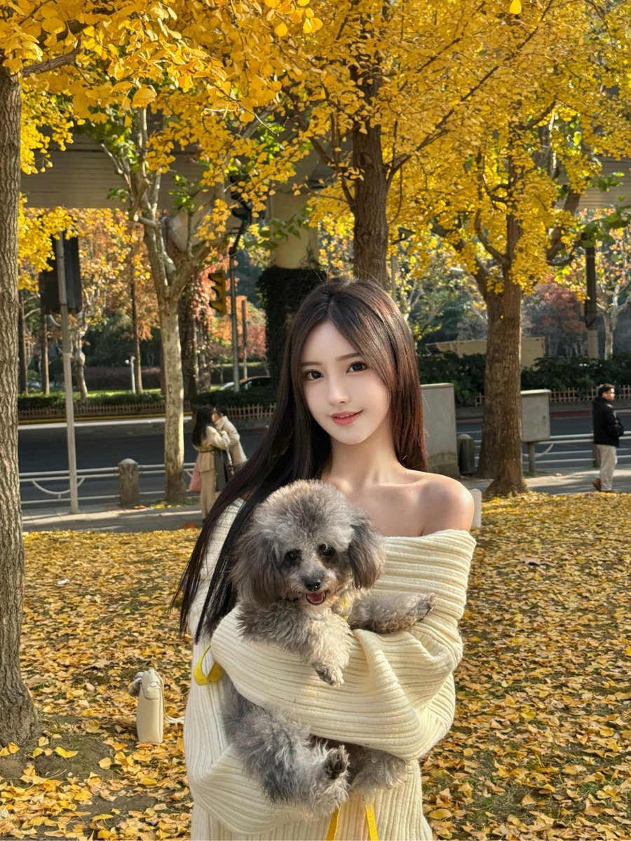 tileua79955's tweet photo. Today I met a warm sister, and I took a photo with her pet dog—its loud "woof" is far from a "谟喜谎吠" tease! https://t.co/11amY0JD8H