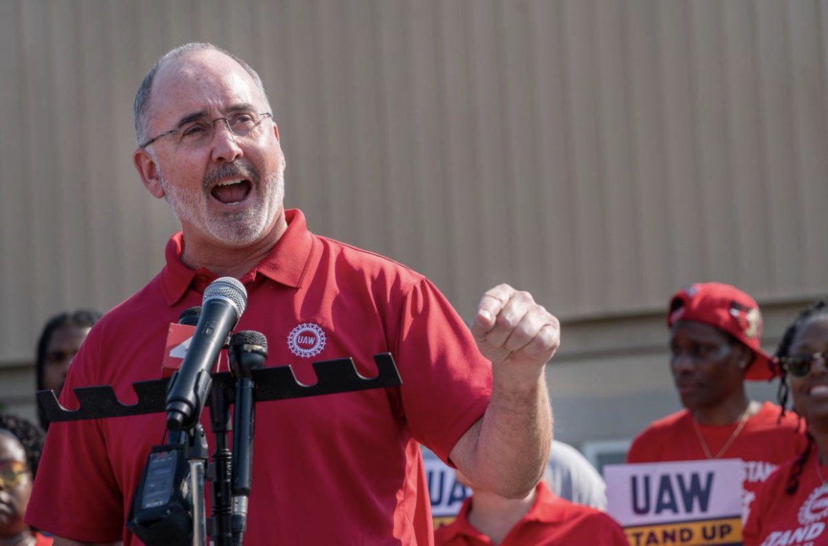 ShawnFain_sim's tweet photo. (@PoliGSim) 1/4

📍Outside UAW Solidarity House - Detroit, MI

"In just the few short months of Nick Land’s presidency, chaos has erupted all across America, including our own streets. While I condemn these riots, let me make it clear that…” https://t.co/yfqUctcQGE