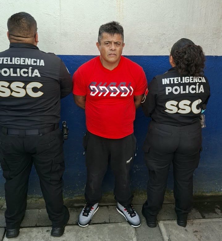 amarilloalarcon's tweet photo. ‼️ Capturan agentes de Inteligencia de la #SSC a “El Pary”, operador del “Huguito”ex líder de la Unión Tepito,
preso en el #ReclusorioOriente y de otro cabecilla, “El Elvis”

Le aseguraron diversas drogas y 1 arma tipo pluma con cartuchos .9 mm en un Meche Benz en el Centro H. https://t.co/bOfN5B1xRm