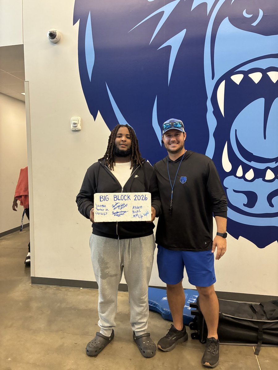501_Larry01's tweet photo. I am Very Blessed to receive the BIG BLOCK AWARD for last week’s game against Marion!!!
Thank you @CoachSchucker @SHBearsFB 
@ArRecruitingGuy @N_W_Sports https://t.co/cJ2gvymjAy