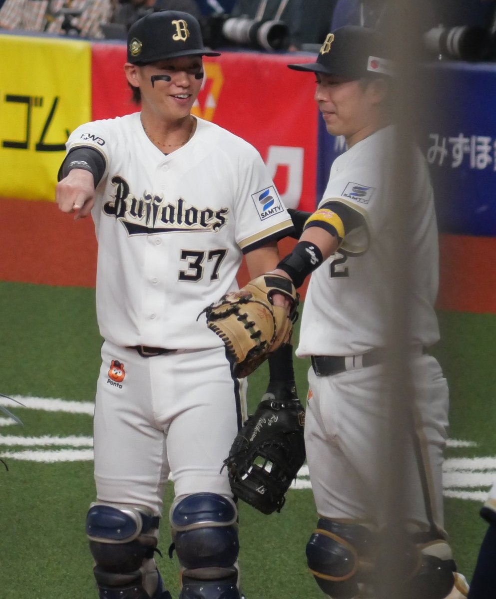 bs63370's tweet photo. 長いシートノック
最後どっちが捕手するから譲りあい
待ってるまーさん😂
みてるりょまさんw
#西野真弘 #若月健矢 
#西川龍馬 #石川亮 
#Bs2026 https://t.co/eNjCGHTxOX