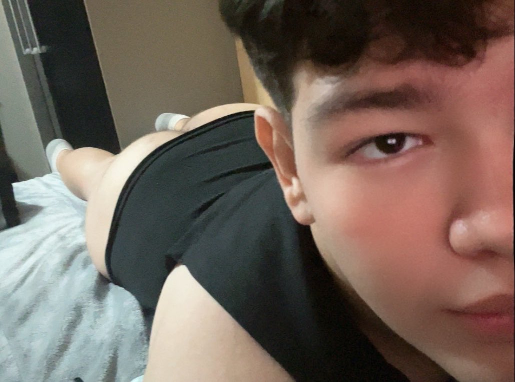 mayqloncito's tweet photo. llegando del cole directo a mandarle mi culo de putita a mis papis y a responder sus dms morboseandome 51🔄 https://t.co/sa3u0TcRju