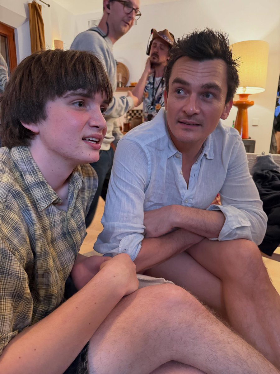 RupertFriend_JP's tweet photo. シャロン・ホーガンのInstagramより『Youth（原題）』の撮影ビハインド写真
#ルパート・フレンド
#アラン・マーフィー 
https://t.co/y8tSnhGLjh https://t.co/VrQGRvCpII