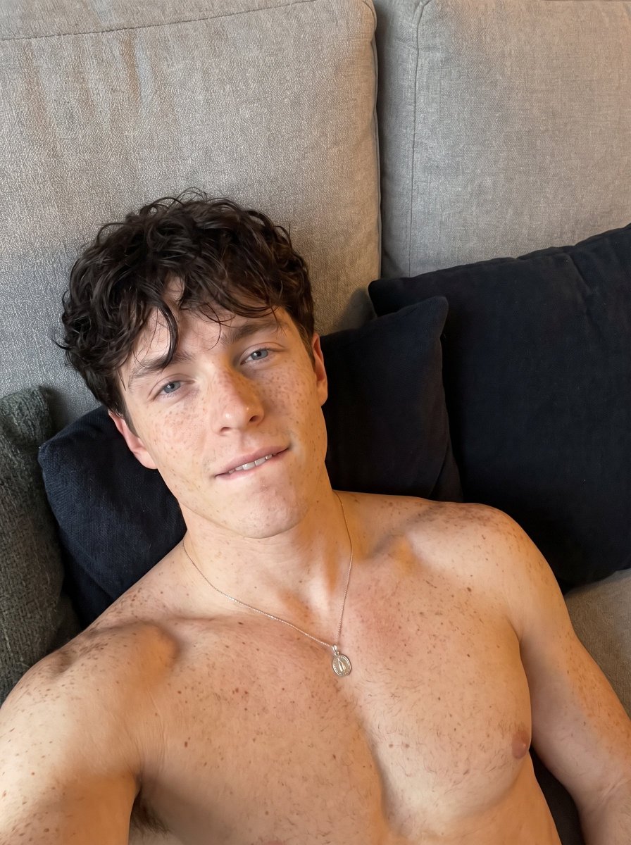 EthanCallo's tweet photo. Would you get on top of me or should I get up? 😏 https://t.co/68YETYR61n