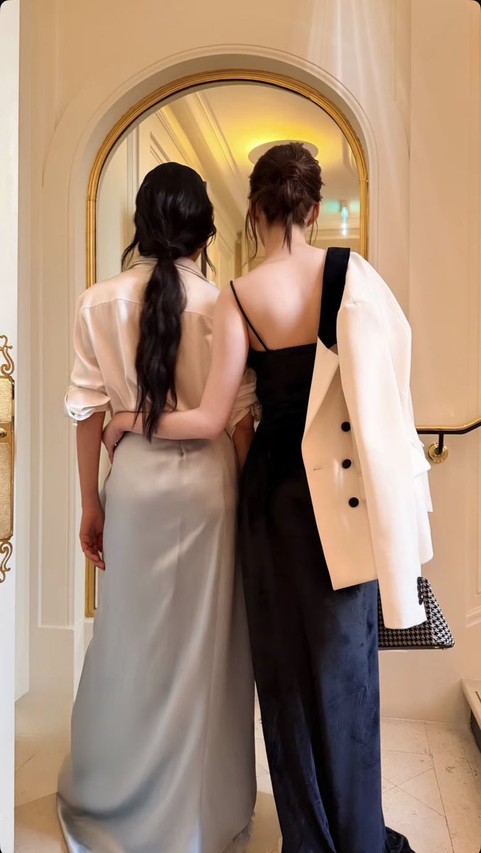 LingOrm_BH's tweet photo. You two are absolutely glowing together! 🌟👭🏻🥰

LINGORM BA DIOR AT PFW 
#DiorSummer27xLingOrm
#LinglingKwong #OrmKornnaphat 
#LingOrm #Dior #DiorSummer27 #PFW https://t.co/PLXAX1hfiw