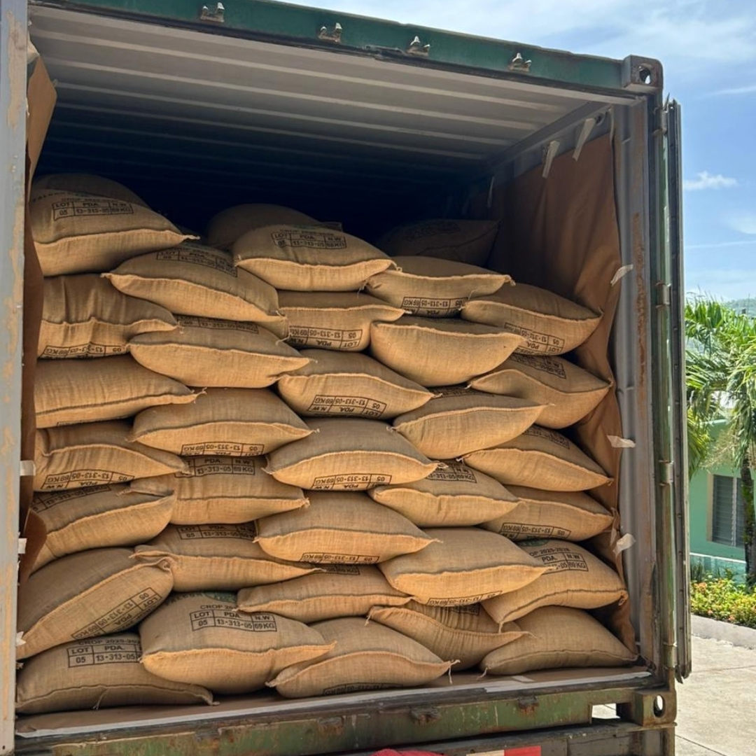 Heifer's tweet photo. ☕ This #NationalCoffeeDay, cheers to the farmers behind every cup!

In Honduras, APROCAJER exported its first container of organic coffee to Germany, opening doors to new opportunities. 🌱

👉 Tap to read the full story: 

#SustainableCoffee #CoffeeFarmers https://t.co/k2JwPixEcU