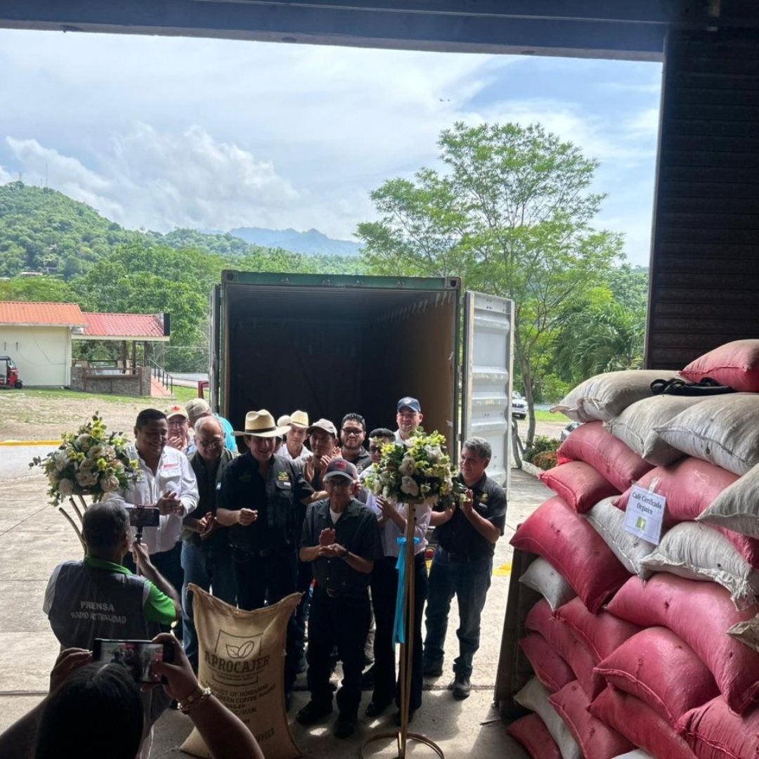 Heifer's tweet photo. ☕ This #NationalCoffeeDay, cheers to the farmers behind every cup!

In Honduras, APROCAJER exported its first container of organic coffee to Germany, opening doors to new opportunities. 🌱

👉 Tap to read the full story: 

#SustainableCoffee #CoffeeFarmers https://t.co/k2JwPixEcU