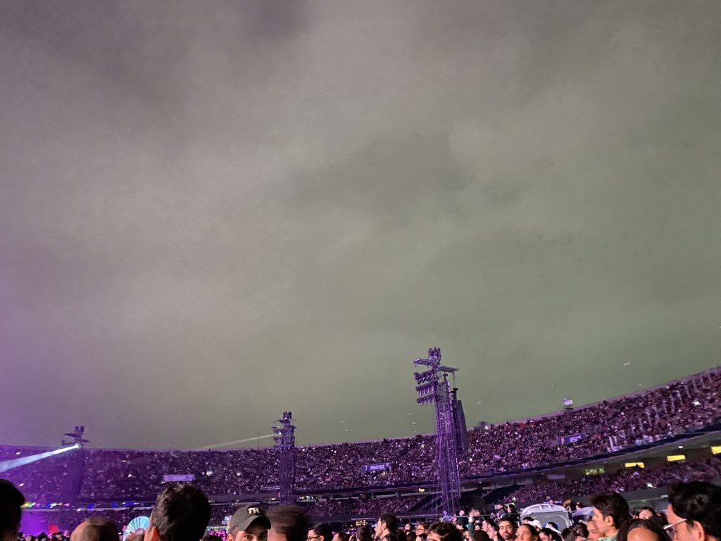 lesbinkive's tweet photo. o tamanho do estádio (o mais lindo do brasil) e as princesas juram que vão escutar td 100% do lado de fora sim eles vão sim sair pra dar um oi pra vcs ta https://t.co/dLgAVAQLsz